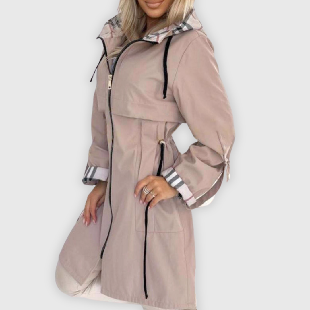 Dlhá bunda s kapucňou a elegantnými detailmi
