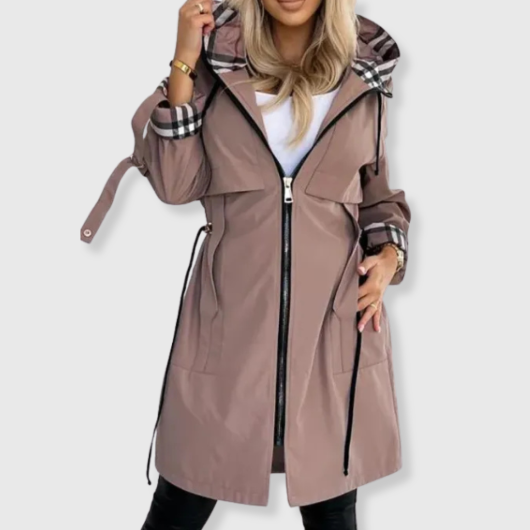 Dlhá bunda s kapucňou a elegantnými detailmi