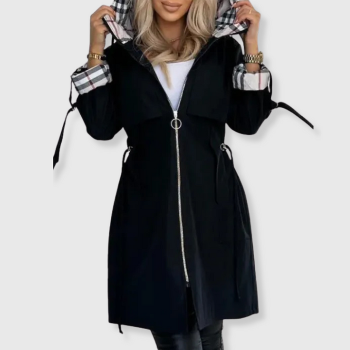 Dlhá bunda s kapucňou a elegantnými detailmi