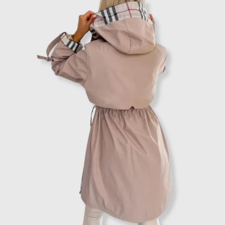 Dlhá bunda s kapucňou a elegantnými detailmi