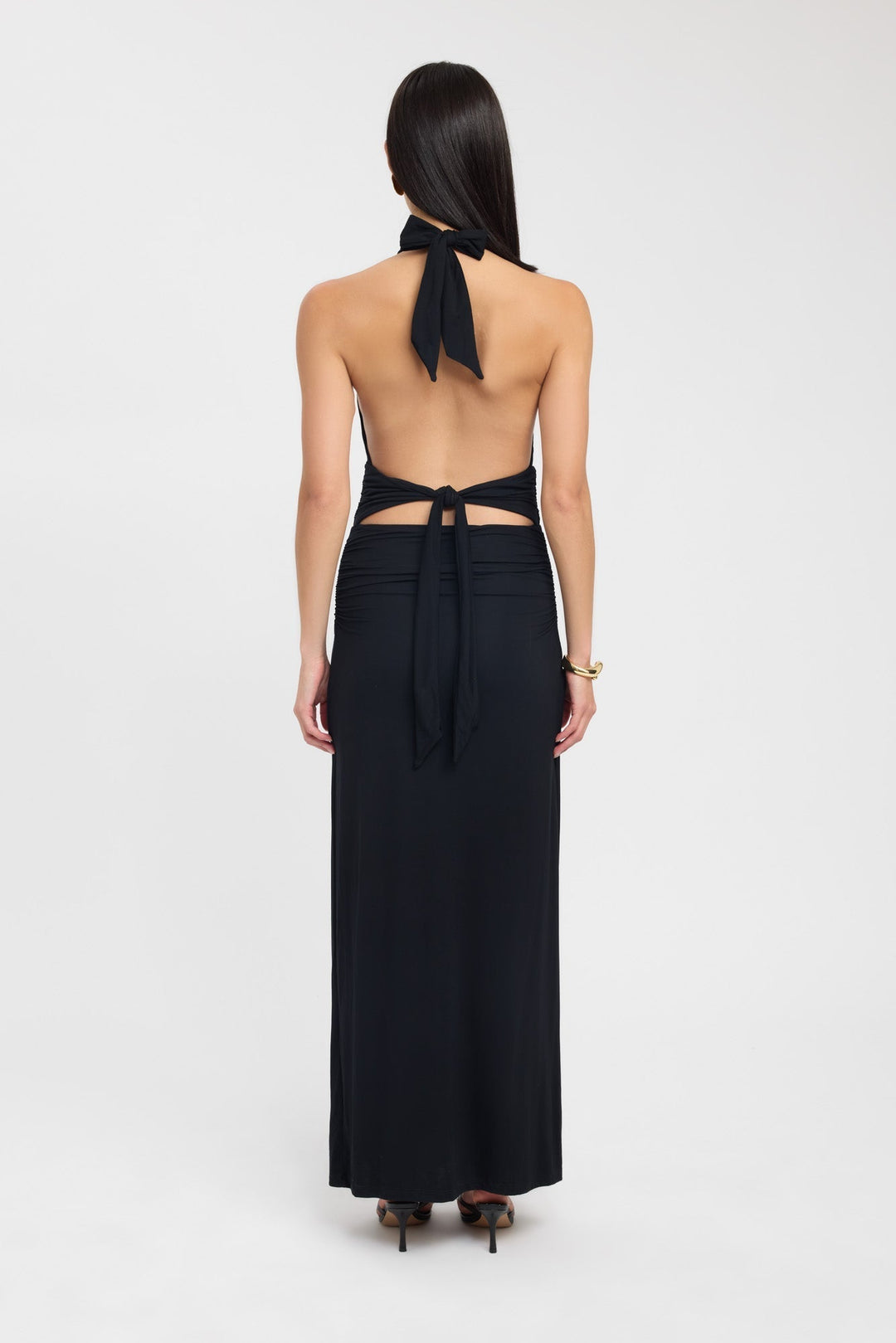 Elegantné maxi šaty s halter výstrihom