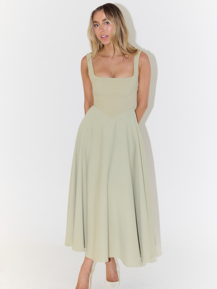 Elegantné Midi Šaty s Romantickým Strihom