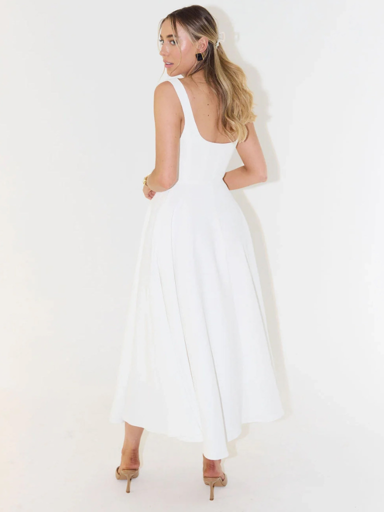 Elegantné Midi Šaty s Romantickým Strihom