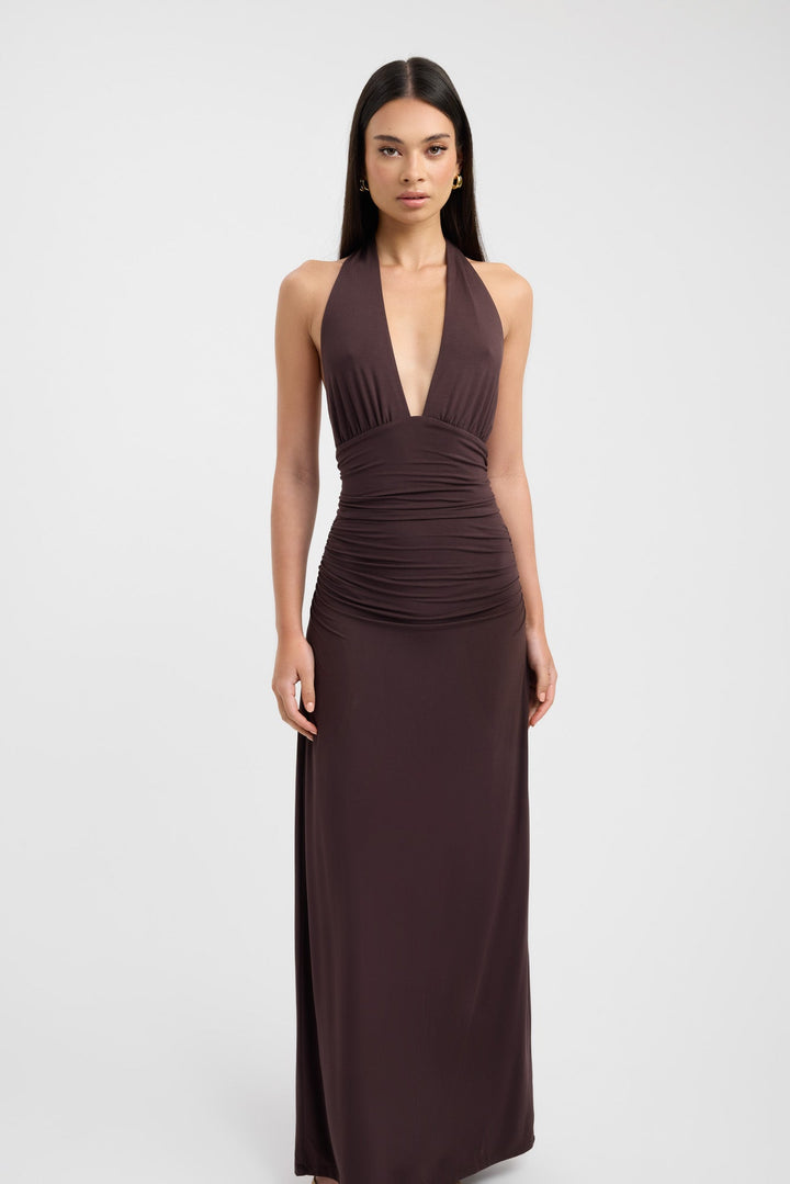 Elegantné maxi šaty s halter výstrihom