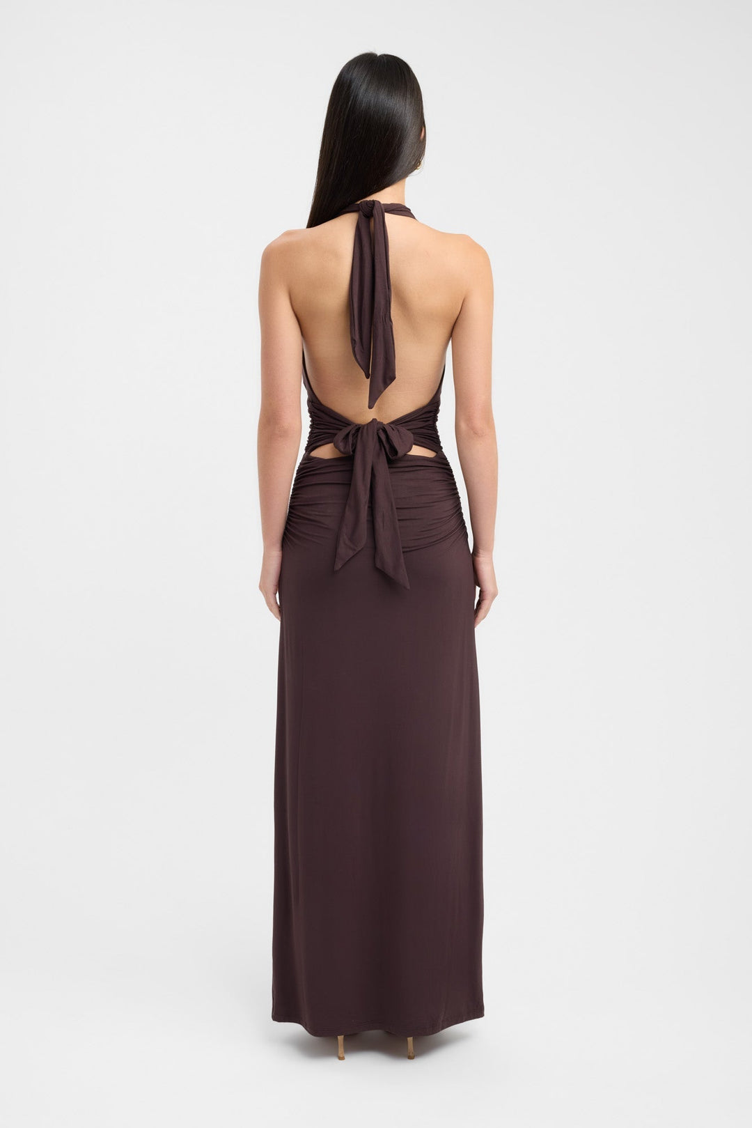 Elegantné maxi šaty s halter výstrihom