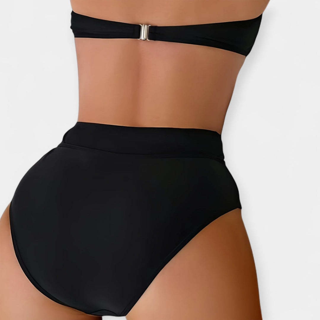 Moderné Bikiny v Monochromatickom Dizajne