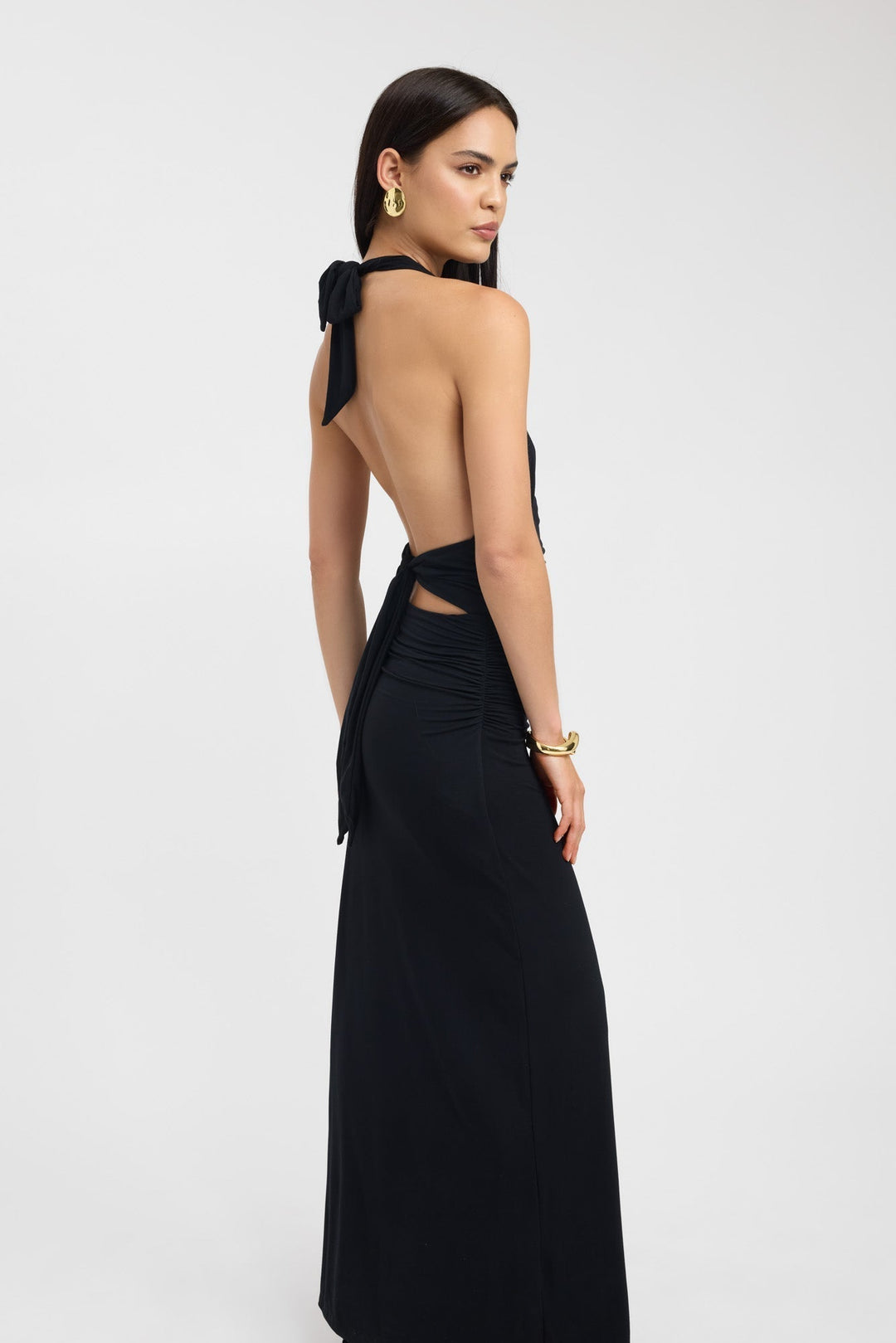 Elegantné maxi šaty s halter výstrihom